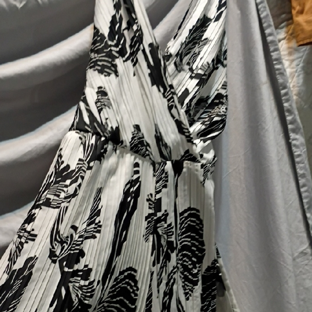 Elegant Black and White Floral Pantsuit - size L